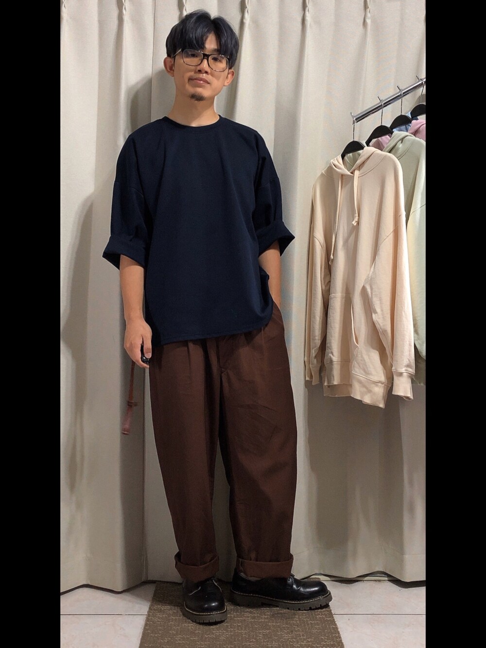 「UNIQLOのアイテム（パンツ、ブラウン系）」を使った、mikechungさん（メンズ・163cm）の春コーディネートの1枚目の写真
