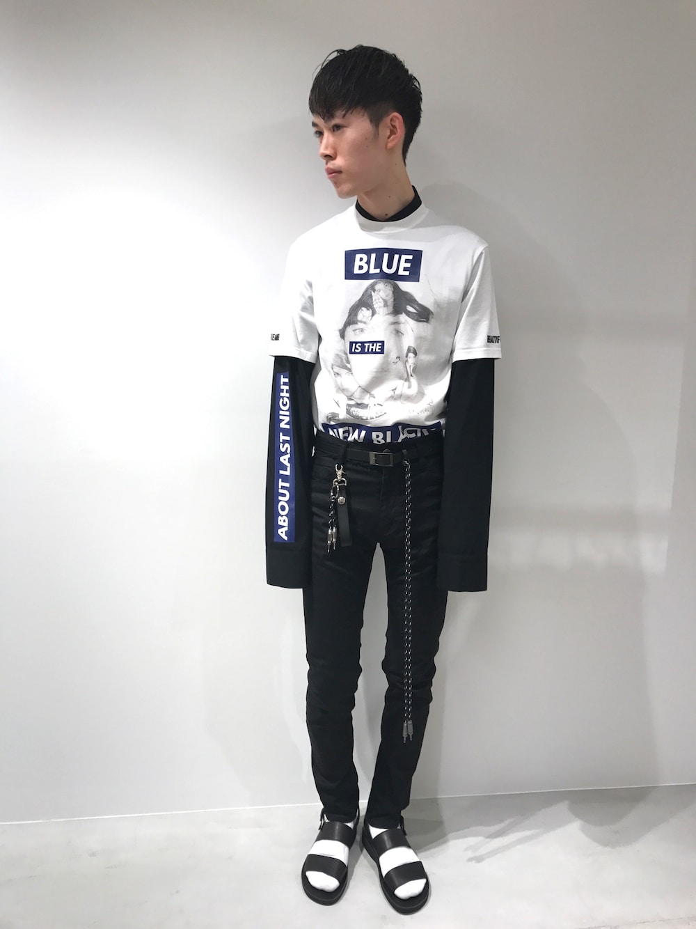 「シンプルコーデ、白Tシャツ、黒、スキニー、ロングベルト、キーリング、シャツスタイル、レイヤード、サンダル、お洒落さんとつながりたい」｜「CHRISTIAN DADAのアイテム（Tシャツ/カットソー、ホワイト系）」を使った、Muraiさん（メンズ・173cm）の夏コーディネートの1枚目の写真