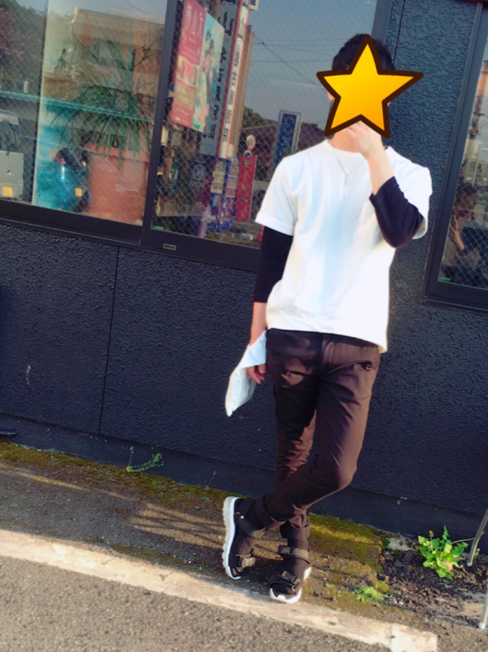 その他のサンダル、ホワイト系のTシャツ/カットソー、ブラック系のTシャツ/カットソーを着用したメンズの春コーディネートの1枚目の写真