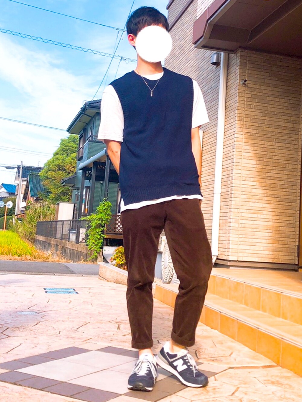 ホワイト系のTシャツ/カットソー、ブルー系のベスト、ブルー系のスニーカーを着用したメンズの秋コーディネートの1枚目の写真