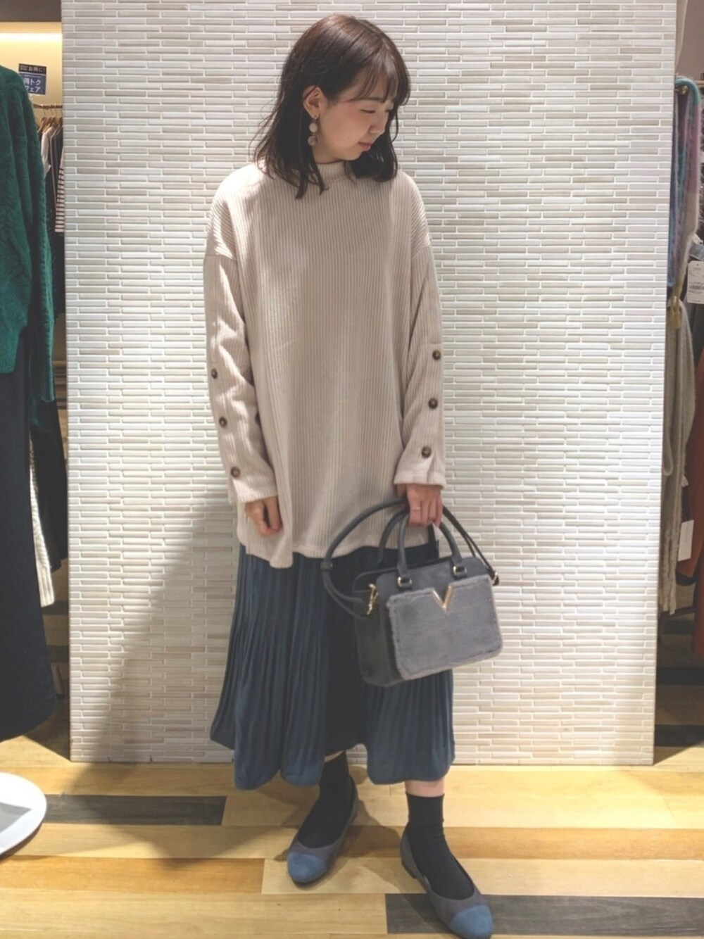 「プチプラ、オトナカジュアル、ゆるコーデ、プリーツスカート、チュニック、ボア、バレエシューズ」｜「Green　Parksのランダムプリーツスカート（スカート、ブルー系）」を使った、Erena🌼さん（レディース・160cm）の秋コーディネートの1枚目の写真