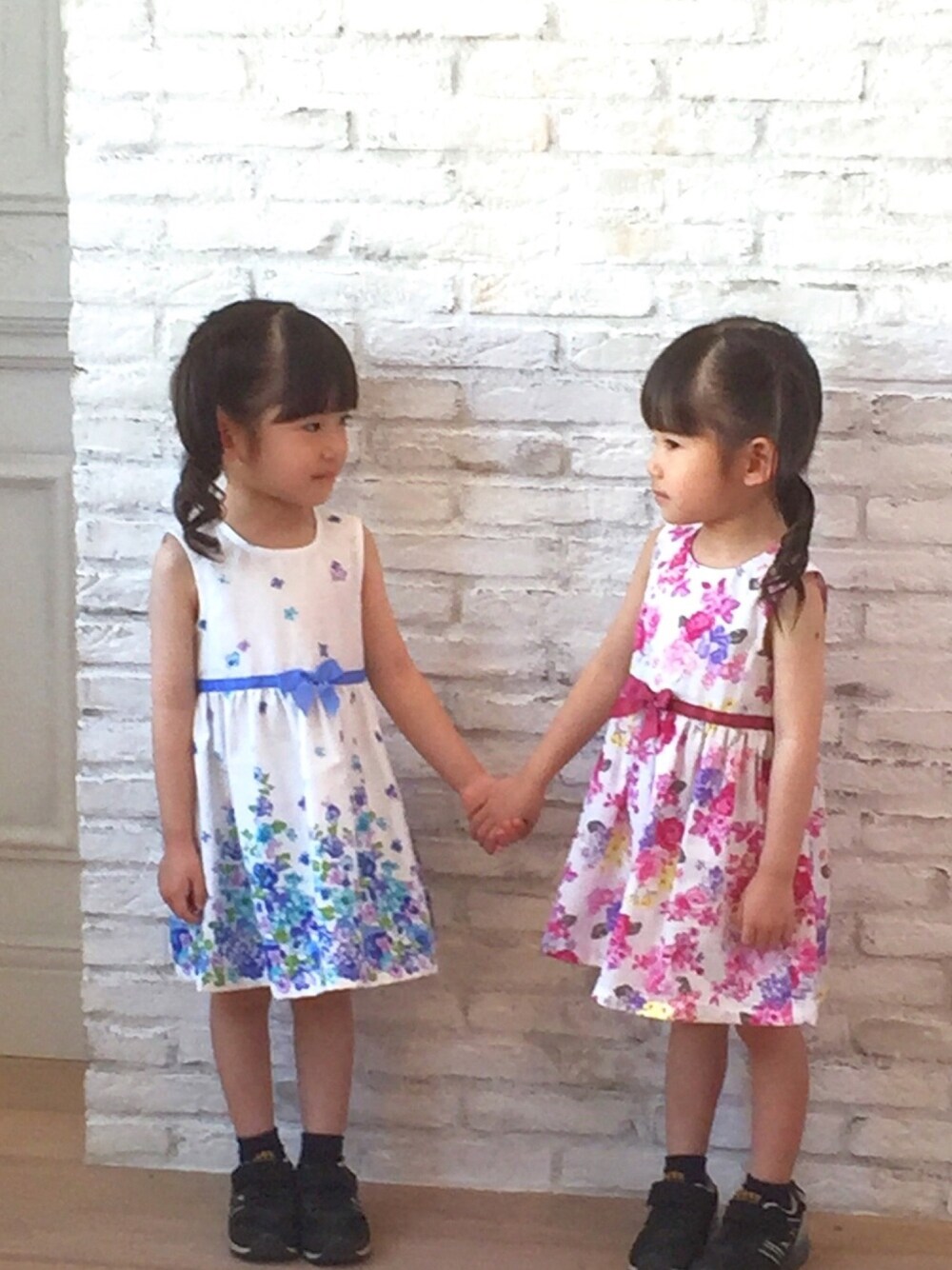 「マザウェイズ撮影会、motherways、双子、双子コーデ、ツインテール」｜「motherwaysのアイテム（ワンピース/ドレス、ピンク系）」を使った、ゆーこさん（キッズ・90cm）の春コーディネートの1枚目の写真