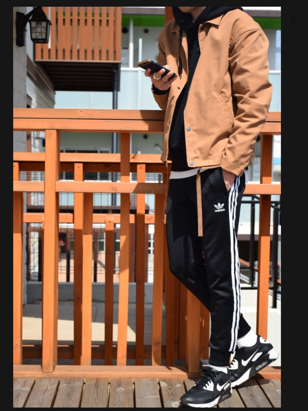 ブラウン系のジャケット/アウター、ブラック系のパーカー、ホワイト系のTシャツ/カットソーを着用したメンズの春コーディネートの1枚目の写真
