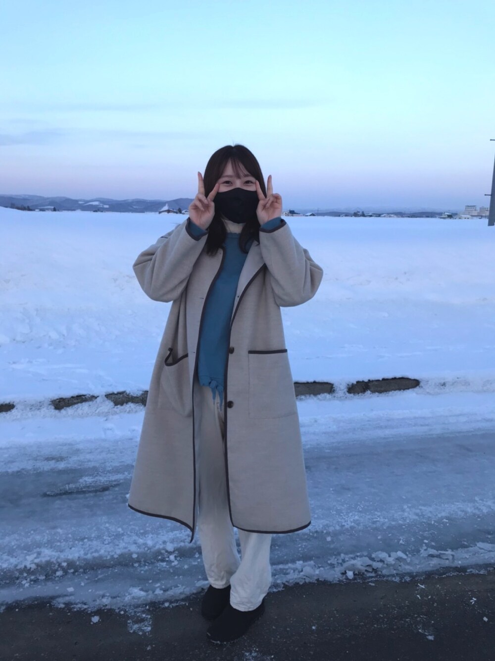 「ゆるコーデ、今日のコーデ、デニムパンツ、雪、黒マスク、ピース、おしゃれさんと繋がりたい、春色、パンツコーデ」｜「RETRO GIRLの裏キルトパイピングコート（その他アウター、ホワイト系）」を使った、napiさん（レディース・163cm）の冬コーディネートの1枚目の写真