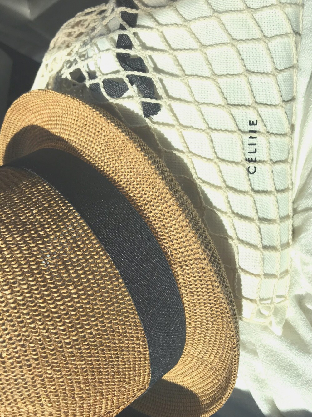 「CELINE、ネットバッグ、麦わら帽子、夏、涼しい、かわいい、シンプル、シンプルコーデ」｜「CELINEのアイテム（その他小物、ホワイト系）」を使った、tkNb_ymZrさん（レディース・157cm）の夏コーディネートの1枚目の写真