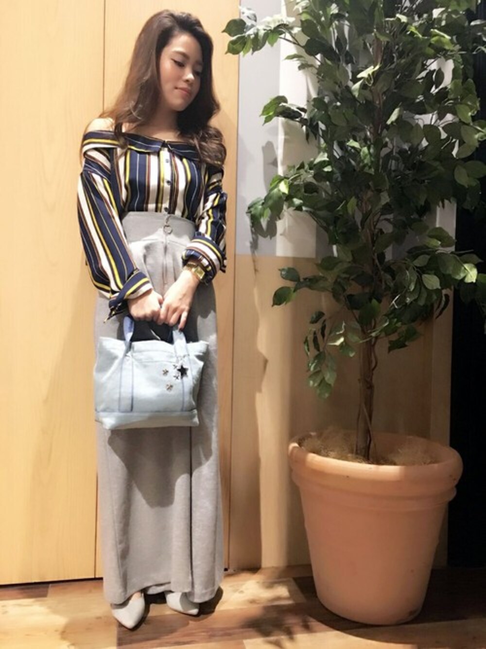 「グレー、ハイウエスト、大人カジュアル、大人コーデ、春コーデ、シャツスタイル、ネイビー×ホワイト、マルチボーダー、はるコーデ、スカンツ」｜「VENCEEXCHANGEのT/Cポンチ前ZIPスカンツ                （その他パンツ、グレー系）」を使った、kazuhaさん（レディース・150cm）の冬コーディネートの1枚目の写真