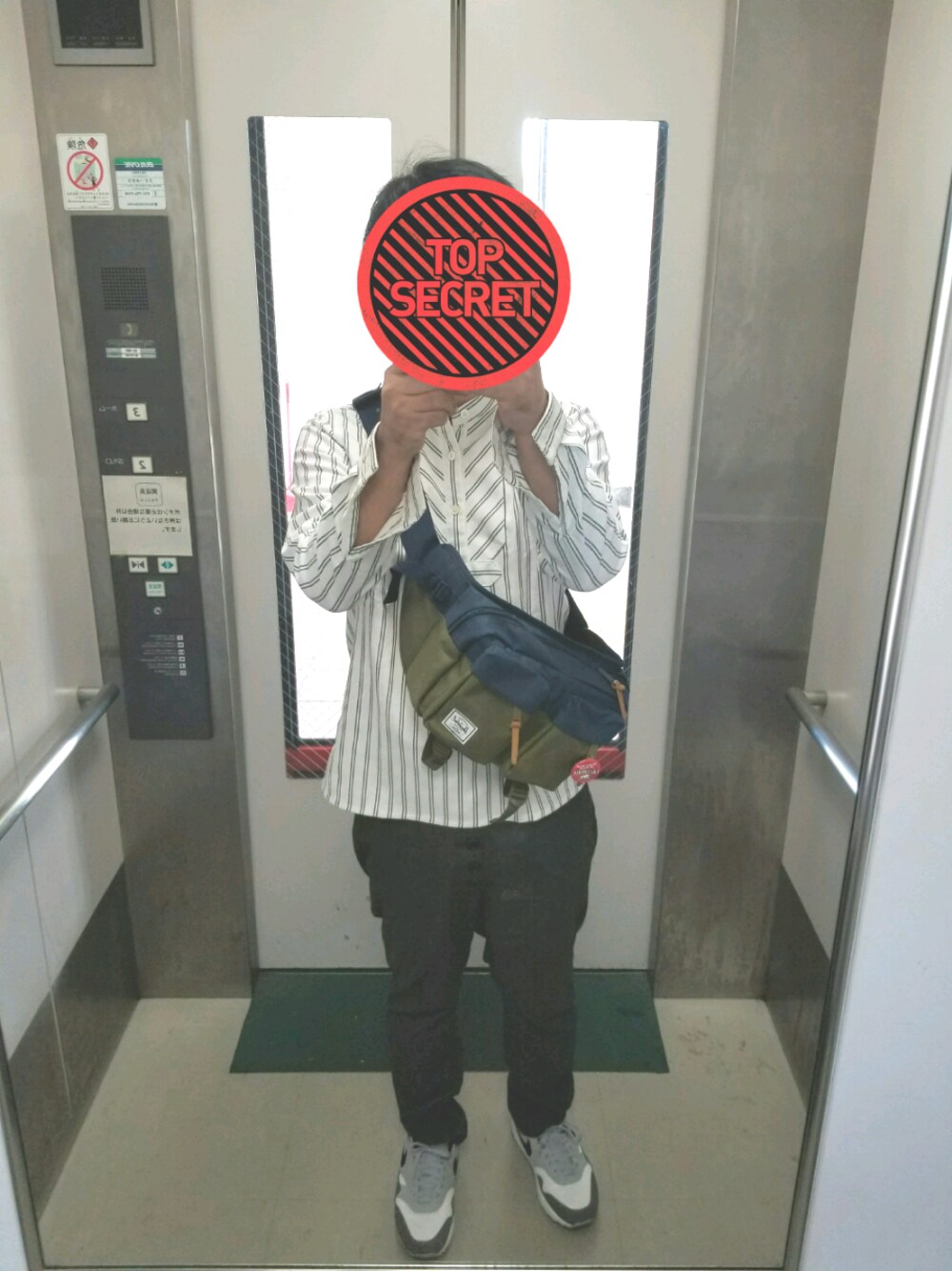「シンプル、キレイめ、秋のコーデ、カジュアル、シャツスタイル、きれいめカジュアル、AIRMAX1、NIKE、NIKE AIR MAX、Herschel」｜「Herschel Supplyのアイテム（バッグ、グリーン系）」を使った、かとさんさん（メンズ・167cm）の秋コーディネートの1枚目の写真