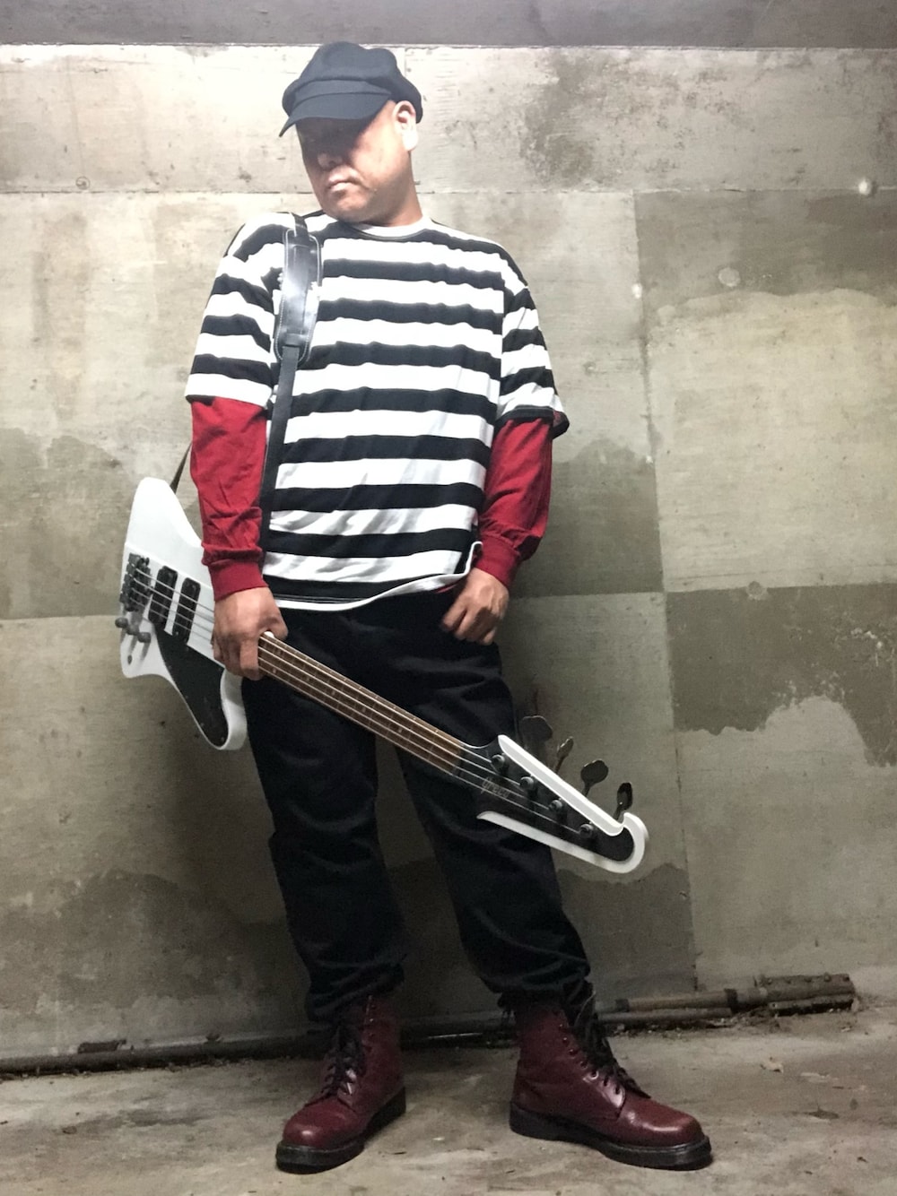 「パンク、ボーダー、ハンチング、ドクターマーチン、8ホール」｜「中国通販のアイテム（Tシャツ/カットソー、ホワイト系）」を使った、sikkinixxさん（メンズ・180cm）の秋コーディネートの1枚目の写真