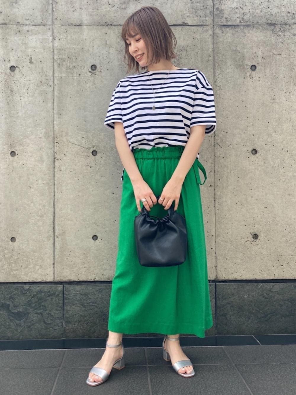 「カーディガン、スカート、大人カジュアル、RELAX、Tシャツ/カットソー、👟バッグ、春カラースタイル、CASUAL」｜「green label relaxingのFM オーバル プレート Yライン 2WAY ネックレス（ネックレス、シルバー系）」を使った、yamazakiさん（レディース・162cm）の春コーディネートの1枚目の写真