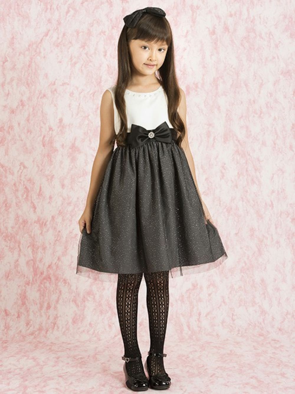 ブラック系のドレス、ブラック系のドレスシューズを着用したキッズの冬コーディネートの1枚目の写真