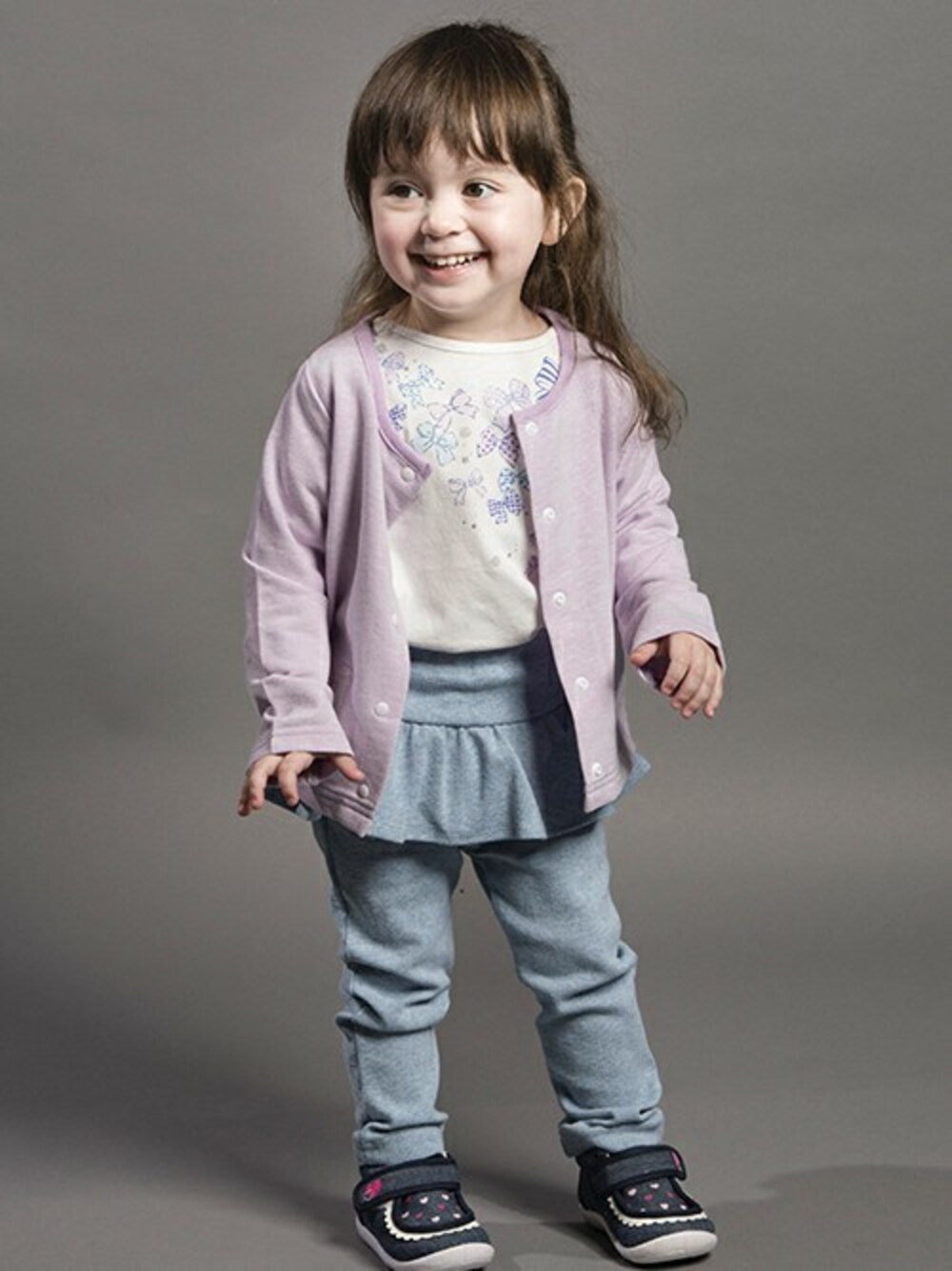 パープル系のカーディガン/ボレロ、ホワイト系のTシャツ/カットソー、ブルー系のその他パンツを着用したキッズの春コーディネートの1枚目の写真