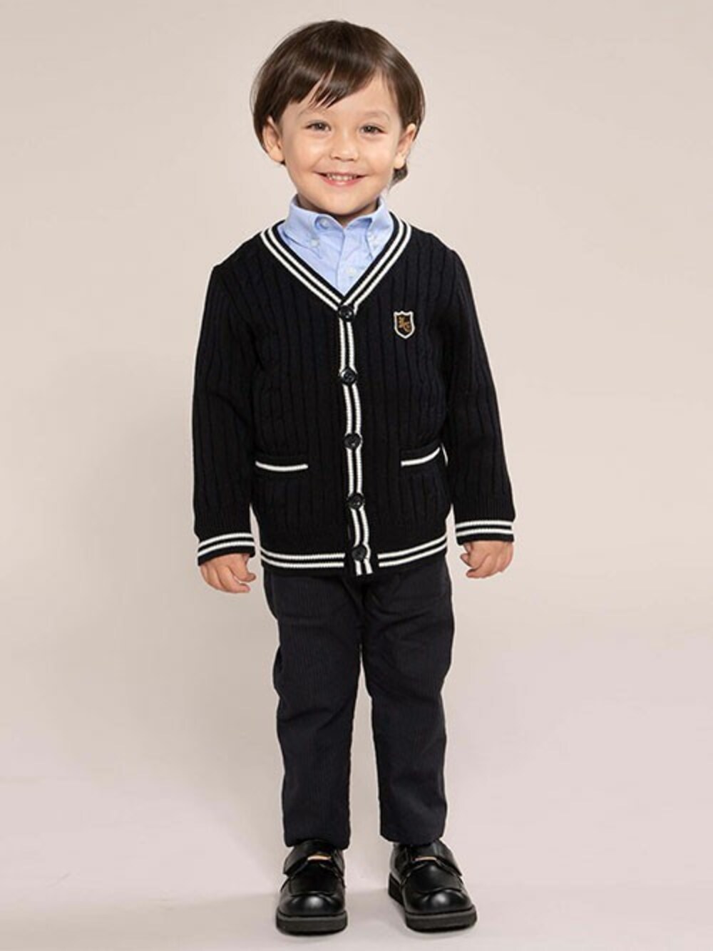 ブルー系のシャツ/ブラウス、ブルー系のその他パンツ、ブルー系のカーディガン/ボレロを着用したキッズの冬コーディネートの1枚目の写真