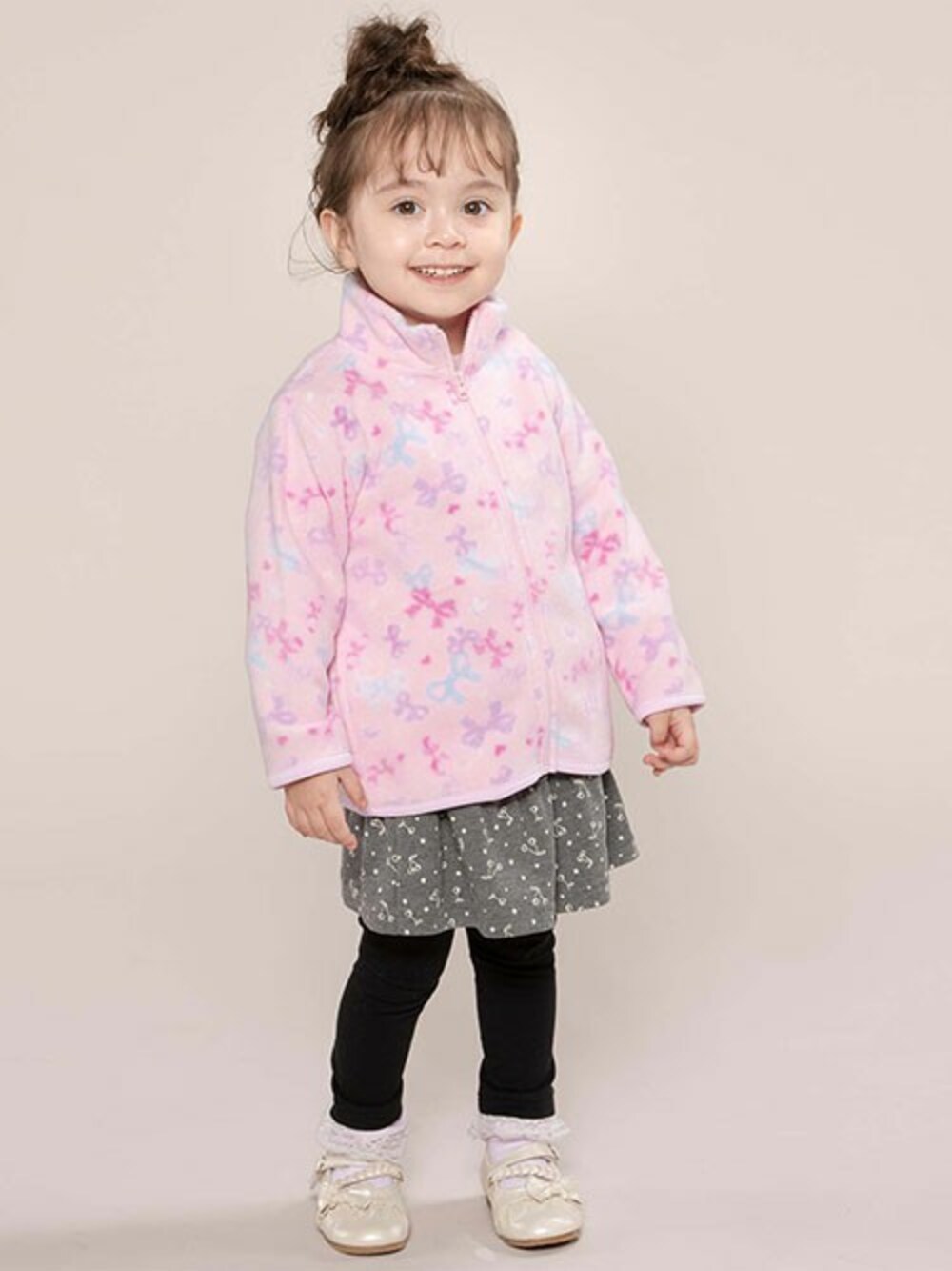 ピンク系のスウェット、ピンク系のブルゾンを着用したキッズの冬コーディネートの1枚目の写真