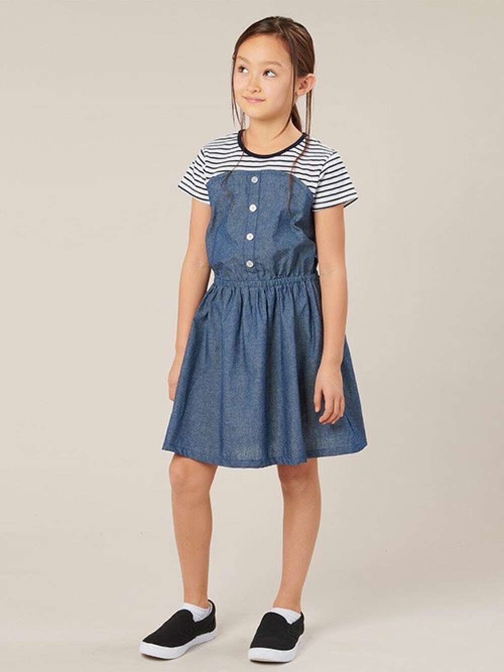 ブルー系のワンピースを着用したキッズの春コーディネートの1枚目の写真