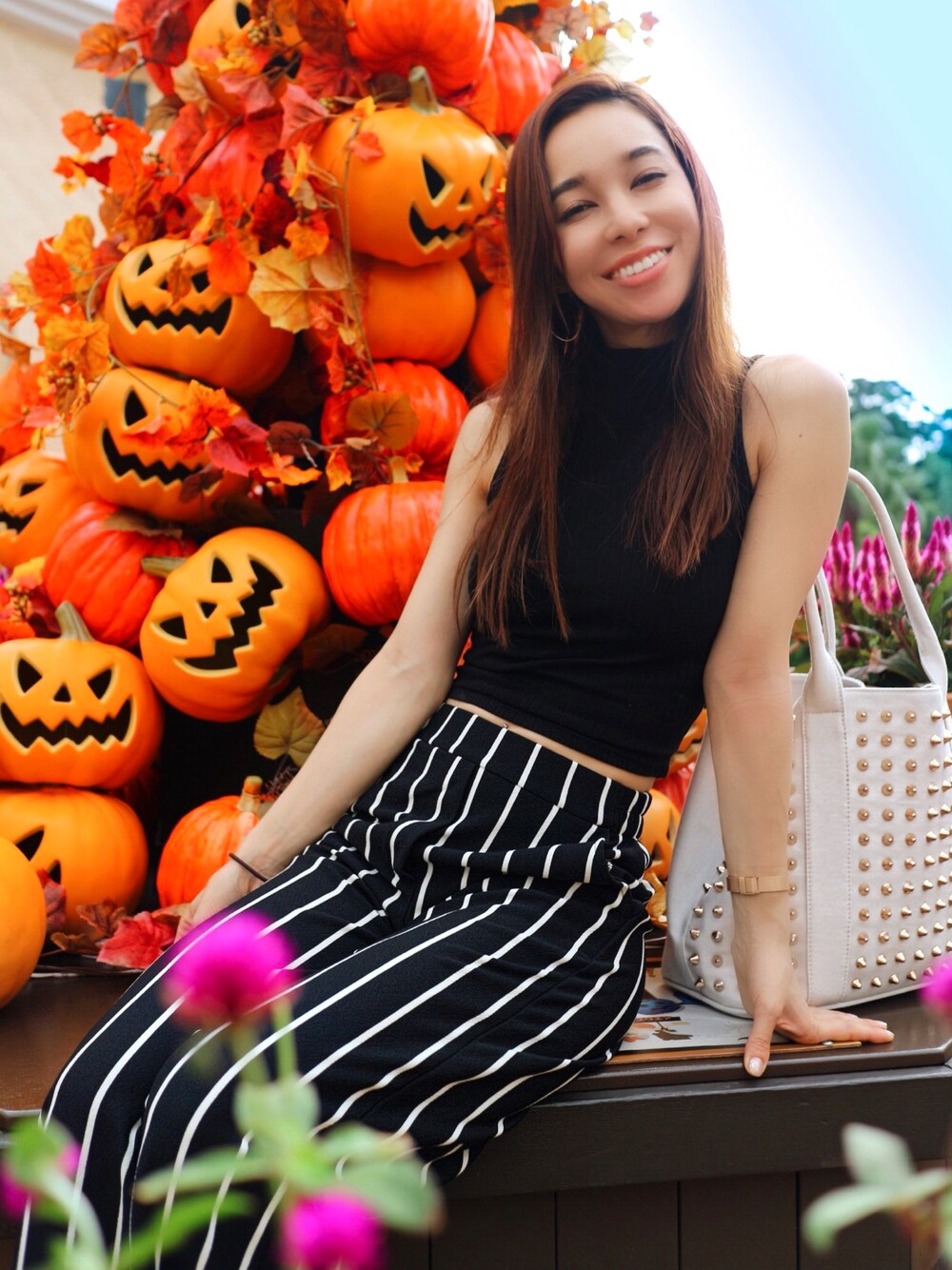 「girl、pants、プチプラ、コーディネート、白黒、モデル、ゴールドアクセ」｜「FOREVER 21のアイテム（シャツ/ブラウス、ブラック系）」を使った、ガブリエラさん（レディース・164cm）の秋コーディネートの1枚目の写真
