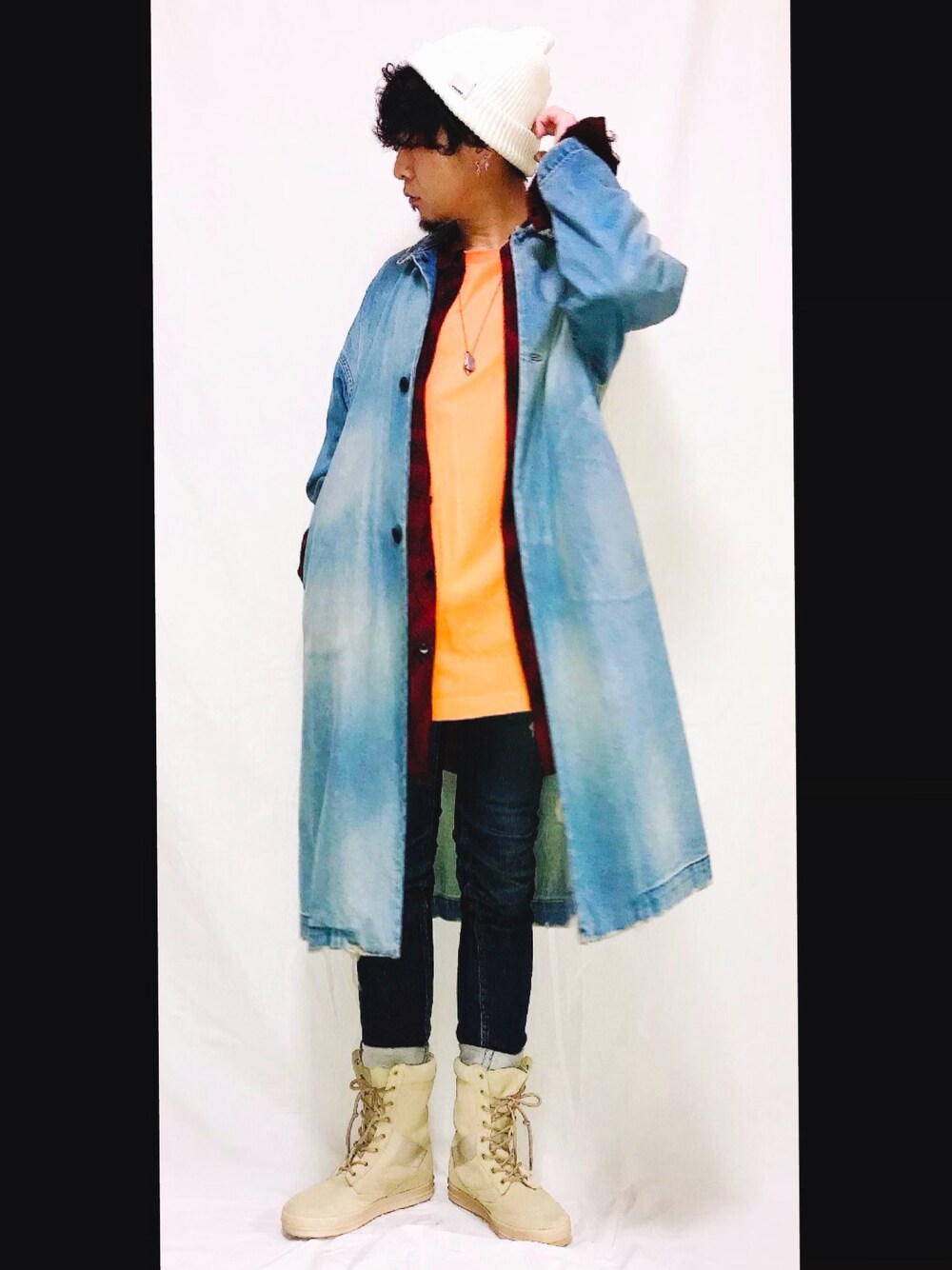 「デニムコーデ、デニムオンデニム、ニットキャップ、ブーツスタイル」｜「VETEMENTSのVetements Staff Printed Cotton-Jersey T-Shirt（Tシャツ/カットソー、オレンジ系）」を使った、沓澤龍昇　くつざわたつのりさん（メンズ・168cm）の冬コーディネートの1枚目の写真