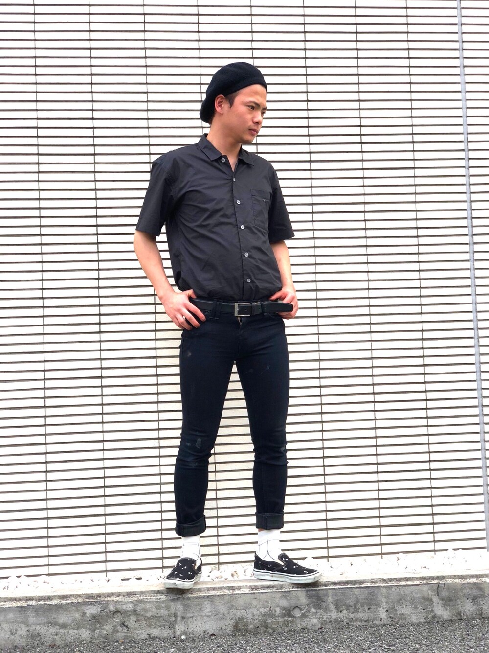 ブラック系のスリッポン、ブラック系のスラックス、ブラック系のシャツ/ブラウスを着用したメンズの春コーディネートの1枚目の写真