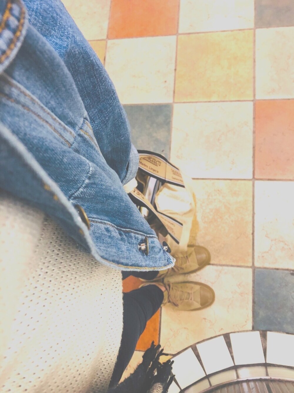 ベージュ系のトートバッグ、ベージュ系のスニーカー、ブルー系のパンツを着用したレディースの秋コーディネートの1枚目の写真