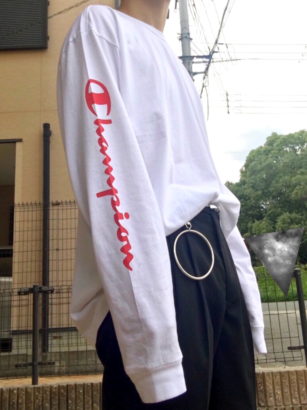 ホワイト系のTシャツ/カットソー、ブラック系のスラックスを着用したメンズの秋コーディネートの1枚目の写真