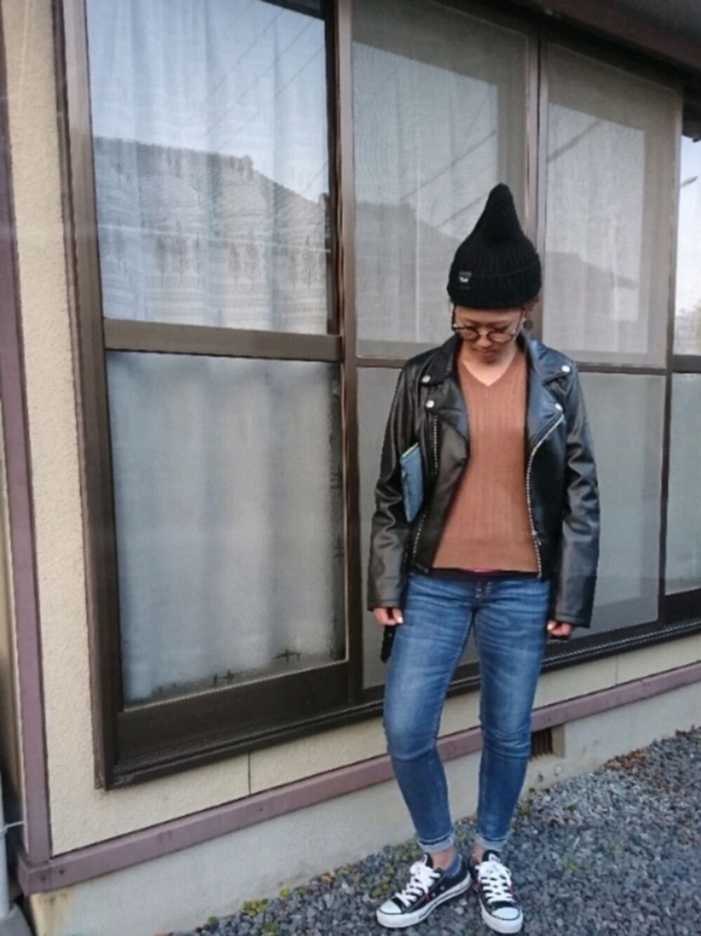 「休日スタイル、春、春コーデ、ニット帽、ライダースジャケット、ブラウンニット、ストレッチデニム、ノーティードッグ、コンバース、スニーカーコーデ」｜「INGNIのアイテム（ニット/セーター、ブラウン系）」を使った、ms.Gotchaさん（レディース・157cm）の春コーディネートの1枚目の写真