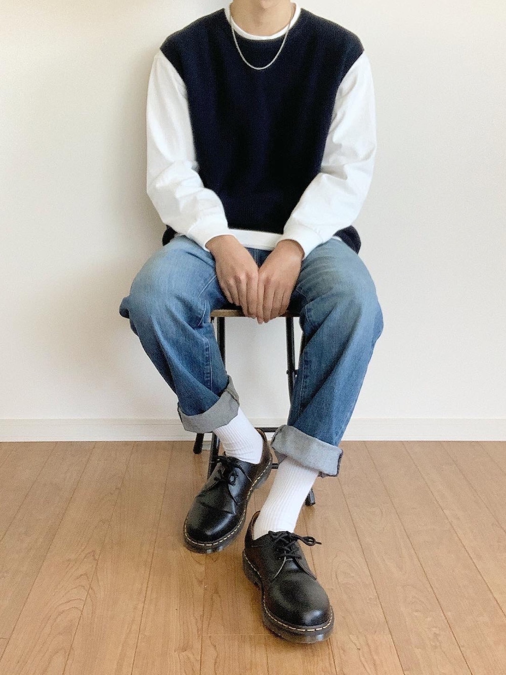 ホワイト系のTシャツ/カットソー、ブルー系のベスト、ブルー系のデニムパンツを着用したメンズの春コーディネートの1枚目の写真