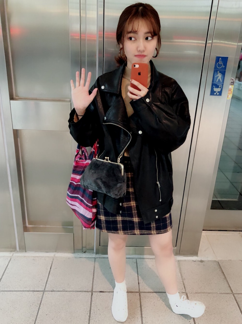 「Springのアイテム（バッグ、グレー系）」を使った、wang ronnieさん（レディース・162cm）の冬コーディネートの1枚目の写真