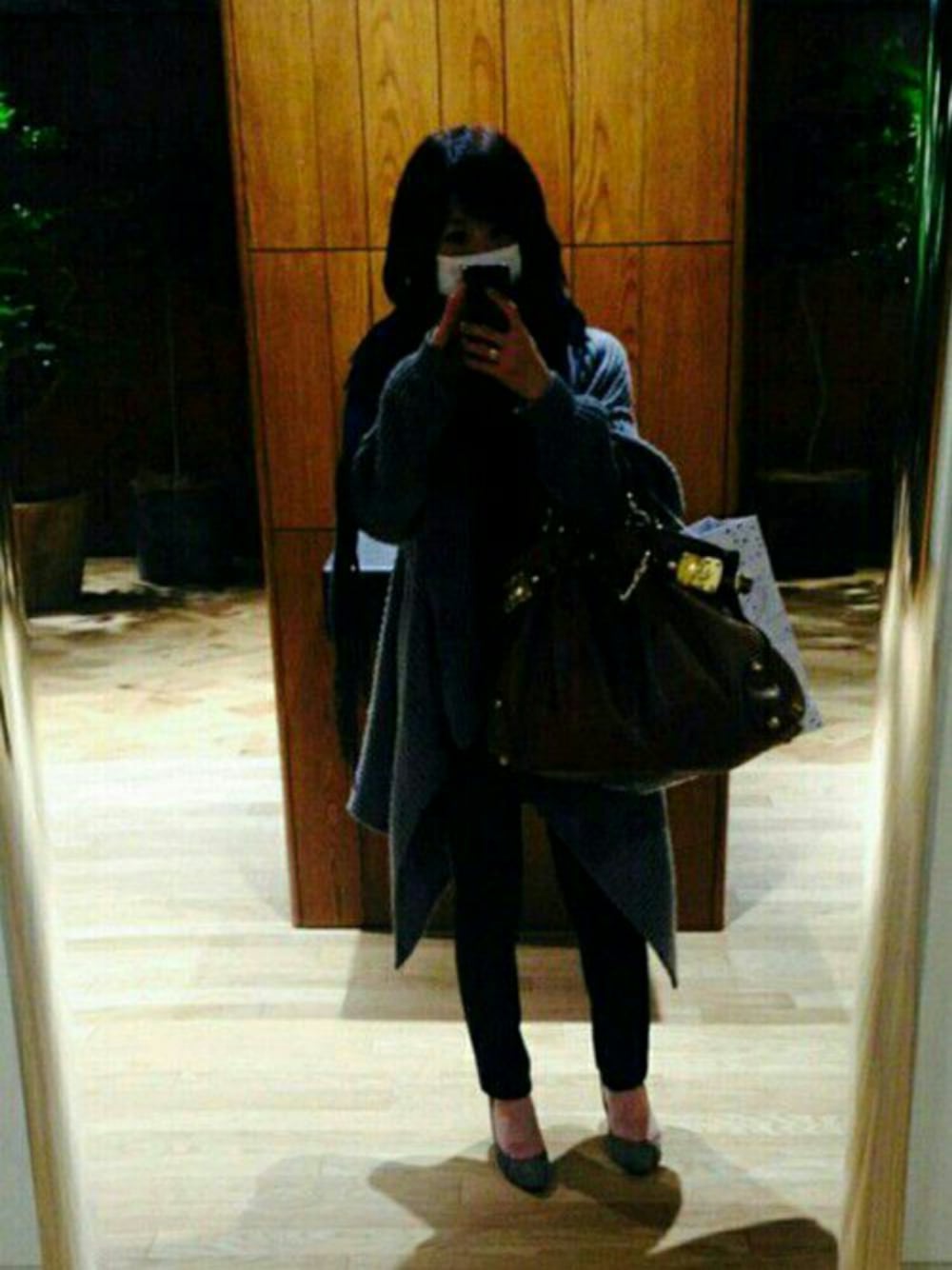 「JOSEPH、マスクマン」｜「miu miuのアイテム（トートバッグ、ブラウン系）」を使った、isopppyさん（レディース・157cm）の春コーディネートの1枚目の写真