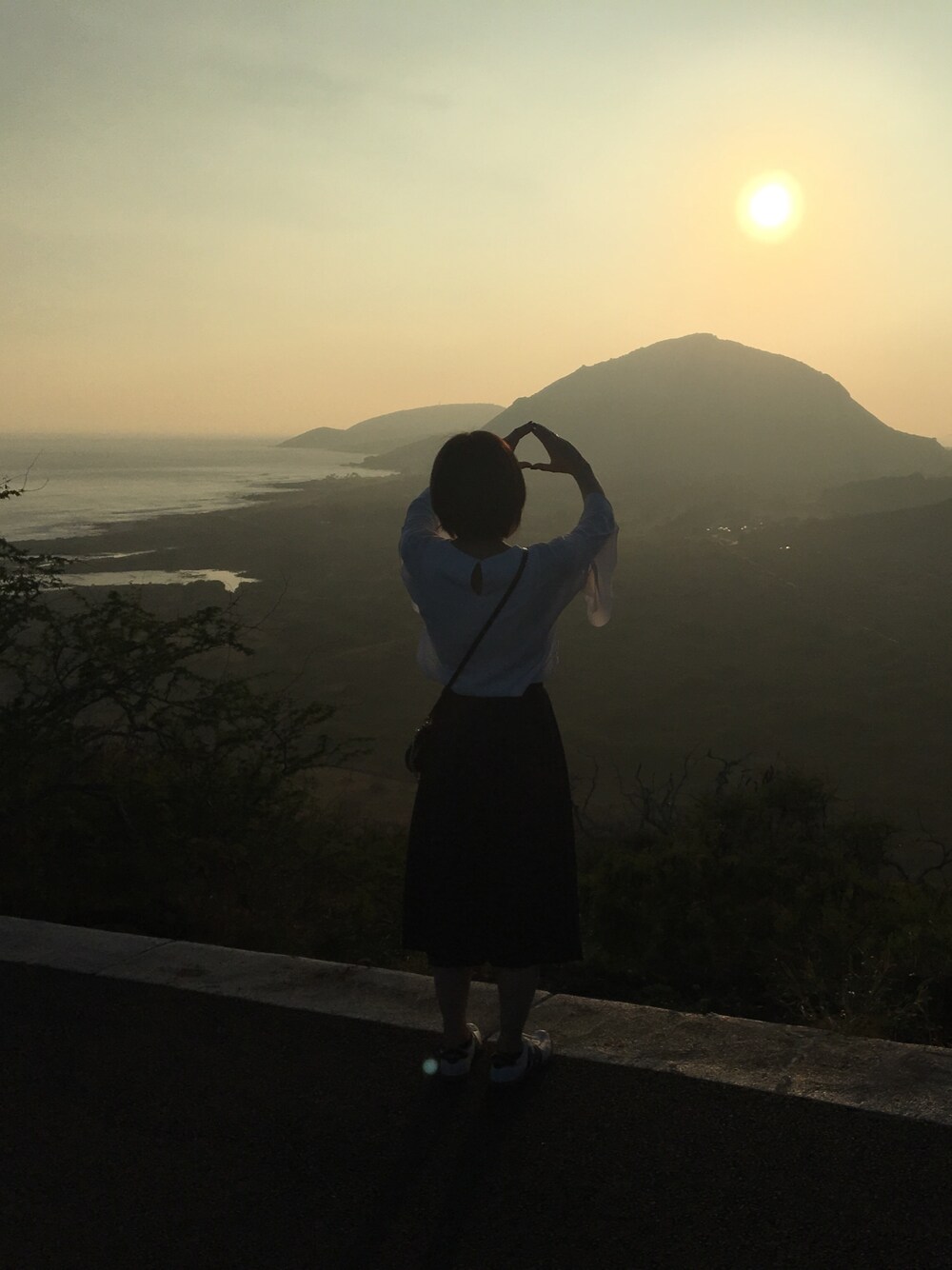 「マカプウ岬、ハワイ」｜「SENSE OF PLACE by URBAN RESEARCHのTCF フレアスリーブブラウス（シャツ/ブラウス、ホワイト系）」を使った、isopppyさん（レディース・160cm）の冬コーディネートの1枚目の写真