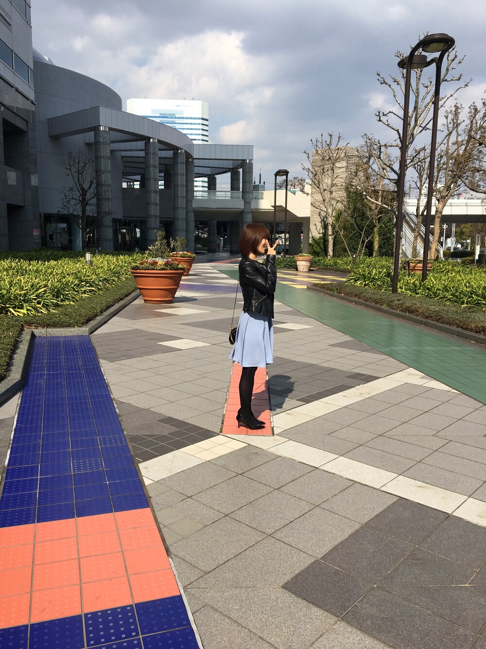 「スカート、春うらら」｜「ZARAのアイテム（ノーカラージャケット、ブラック系）」を使った、isopppyさん（レディース・160cm）の春コーディネートの1枚目の写真