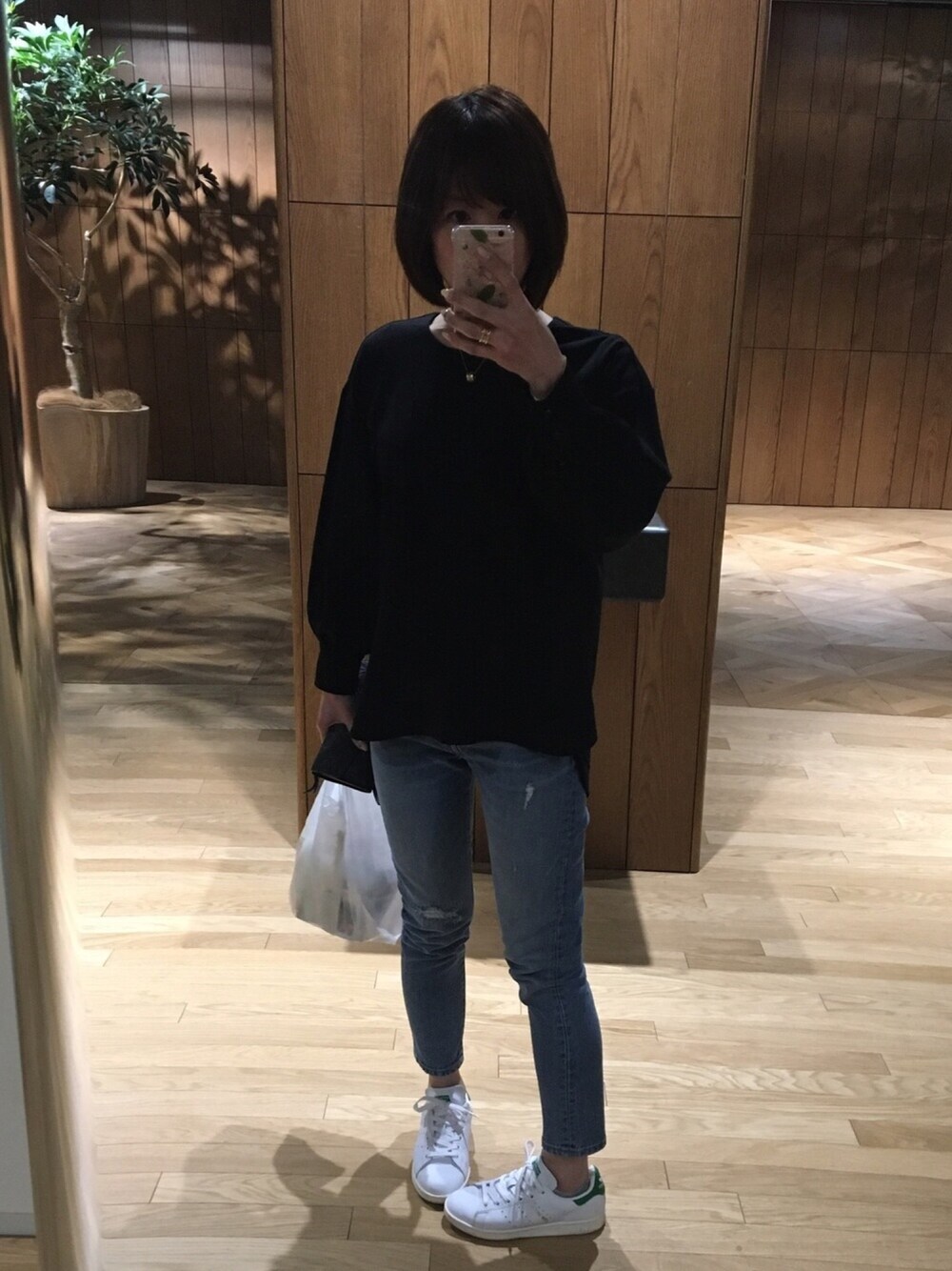 「大人カジュアル」｜「URBAN RESEARCH DOORS WOMENSのDOORS ギャザースリーブブラウス（シャツ/ブラウス、ブラック系）」を使った、isopppyさん（レディース・60cm）の春コーディネートの1枚目の写真