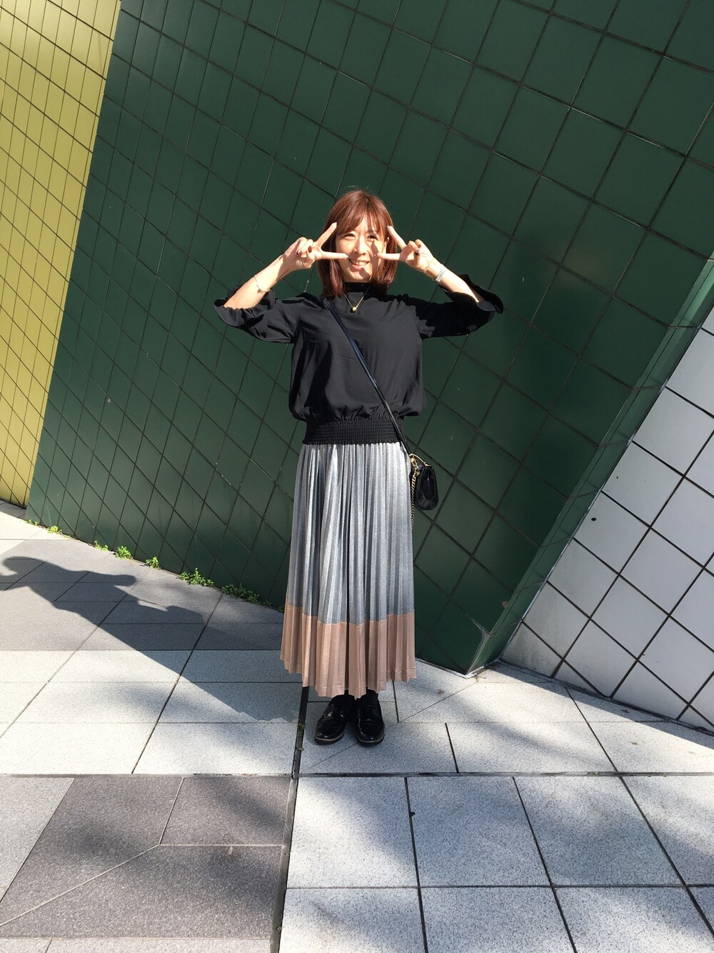「wearhalloween2017、秋のコーデ」｜「haco!の＜スザンヌさんコラボ＞ラブ＆ピースプロジェクト　バイカラープリーツスカート（スカート、シルバー系）」を使った、isopppyさん（レディース・160cm）の秋コーディネートの1枚目の写真