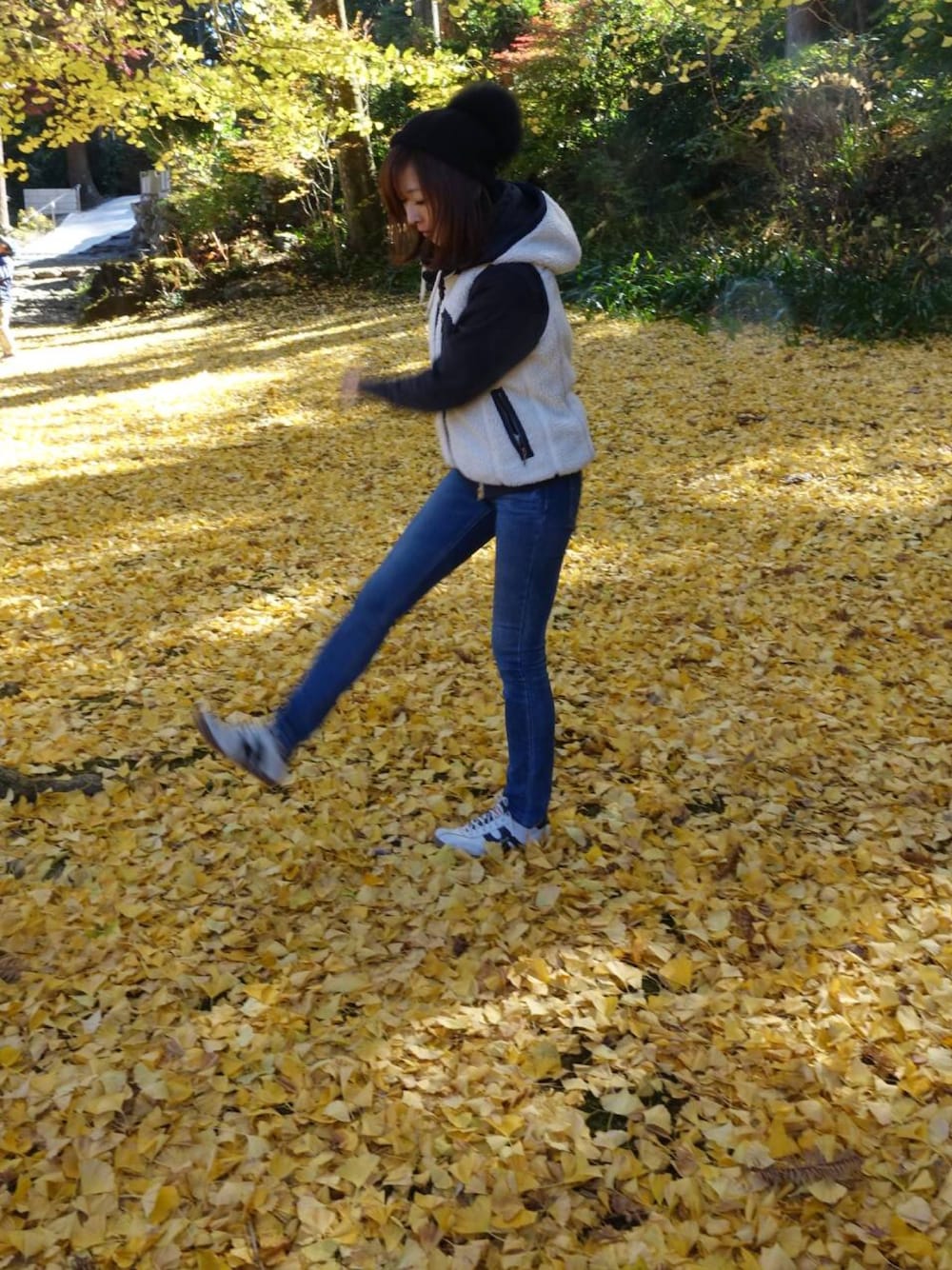 「紅葉狩り」｜「LACOSTEのアイテム（ダウンベスト、ブルー系）」を使った、isopppyさん（レディース・160cm）の秋コーディネートの1枚目の写真