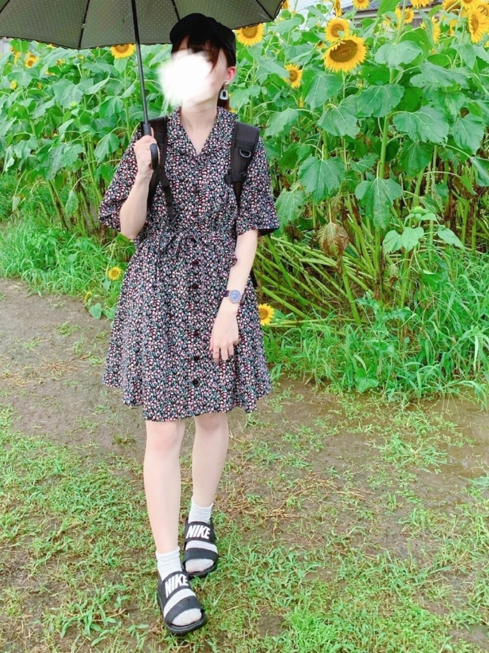 ブラック系のワンピース、ピンク系のバックパック/リュック、ブラック系のサンダルを着用したレディースの夏コーディネートの1枚目の写真