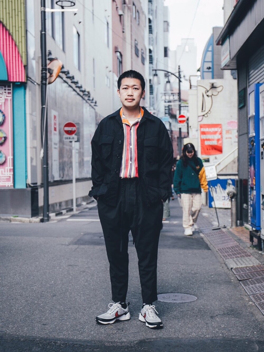 「春コーデ、ビックシルエット、ストリート、ブラック、スニーカー、黒、wakami、NIKE、オープンカラーシャツ」｜「THE COMMON TEMPOのアイテム（ミリタリージャケット、ブラック系）」を使った、TCT 原宿 YASUさん（メンズ・171cm）の春コーディネートの1枚目の写真