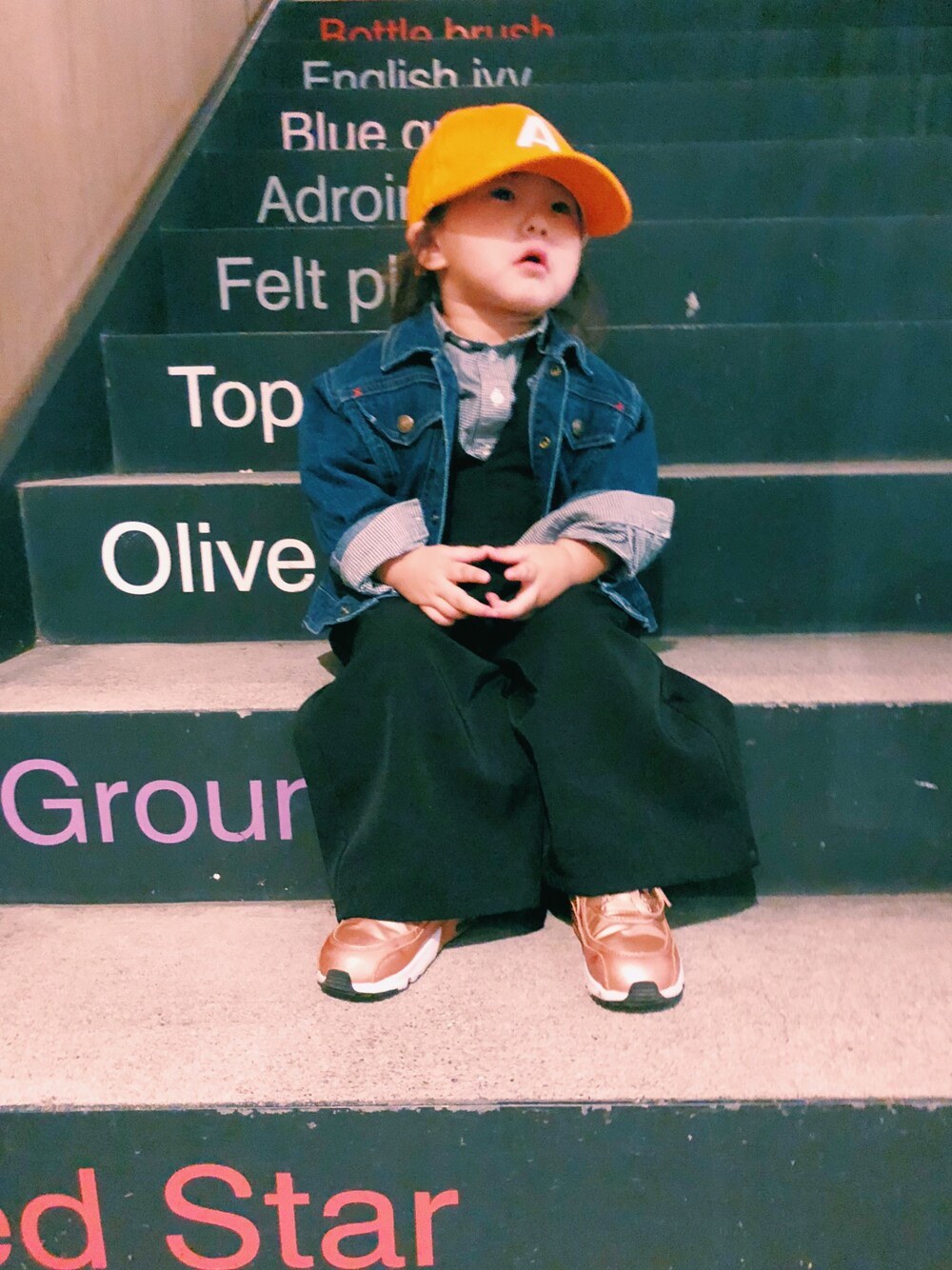 「キッズコーデ、2歳、女の子コーデ、秋のコーデ、韓国子供服、エアマックス、キャップ女子、チェックシャツ、ジージャン、オールインワン」｜「no brandのアイテム（キャップ、オレンジ系）」を使った、🏁Lili❤️さん（キッズ・90cm）の秋コーディネートの1枚目の写真