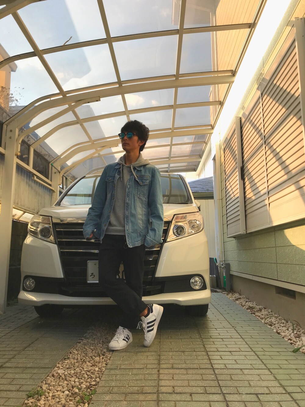 「adidas、久々の投稿、デニムジャケット、スキニーパンツ、タケオキクチ(TAKEO KIKUCHI)、GU、靴下屋、BEAMS、URBAN RESEARCH、シンプルおしゃれが好き」｜「BEAMSのOAKLEY / Sliver Round（サングラス、ブルー系）」を使った、ジ😬ン☹️さん（メンズ・163cm）の秋コーディネートの1枚目の写真