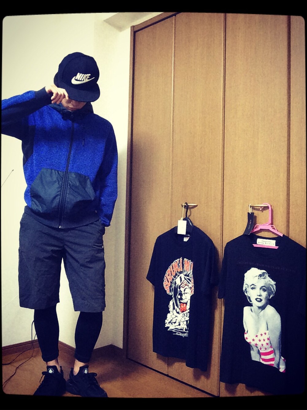 「NIKE、全身nike、nikeコーデ、青、スポーツミックス、キャップ、ドラフトナイキ、ナイキ」｜「NIKEのNIKE SNAPBACK FUTURA ナイキ スナップバック フューチュラキャップ 584169-010（キャップ、ブラック系）」を使った、TOMOYAさん（メンズ・167cm）の冬コーディネートの1枚目の写真