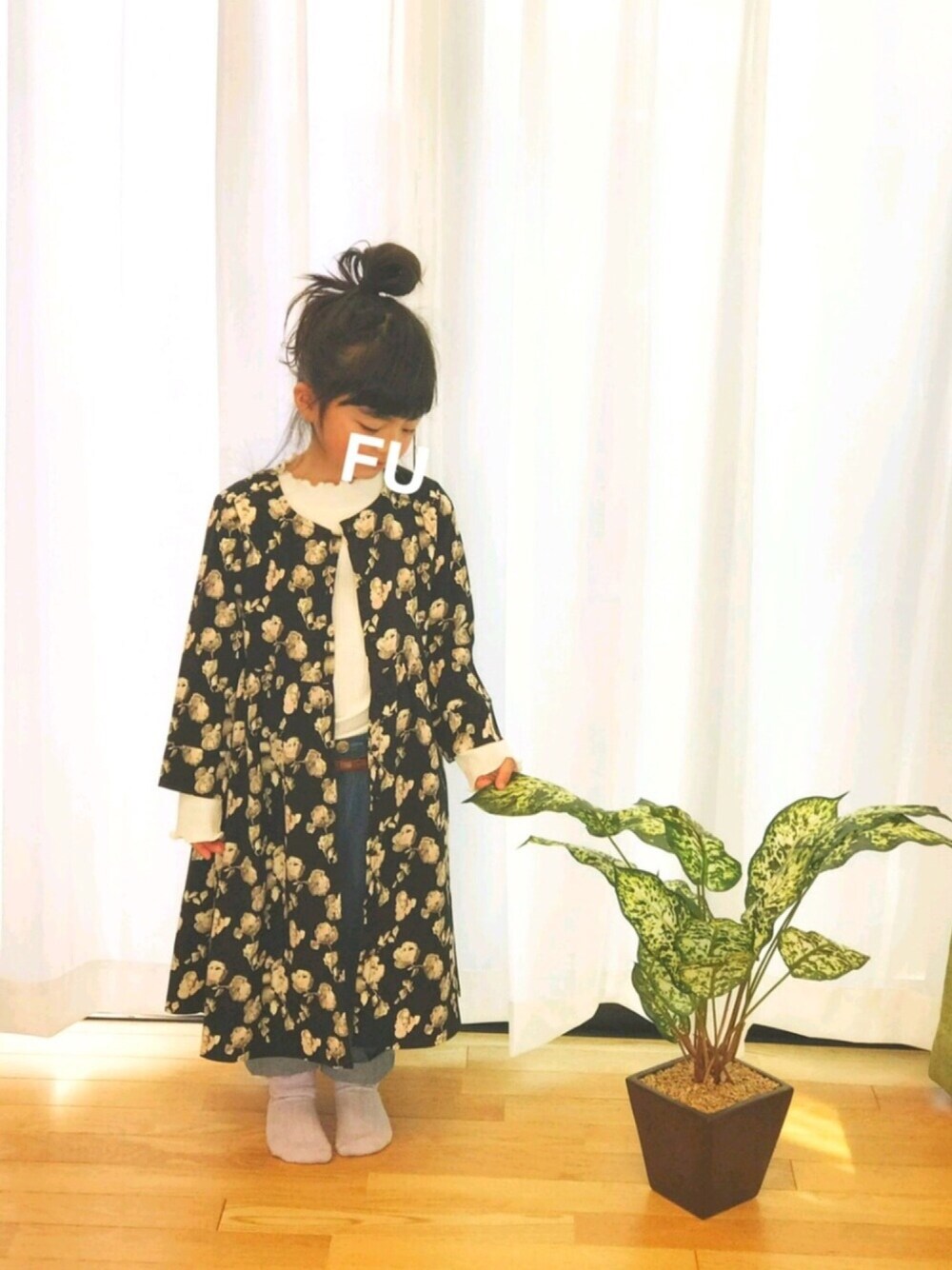 「キッズコーデ、シンプルコーデ、kids、キッズファッション、おんなのこでーと、Right-on、着回しコーデ、おんなのこ」｜「Right-onの【MPS】花柄ガウンワンピース(ジュニアサイズ150～160cm)（カーディガン/ボレロ、ブラック系）」を使った、福丸麦茶さん（キッズ・110cm）の冬コーディネートの1枚目の写真