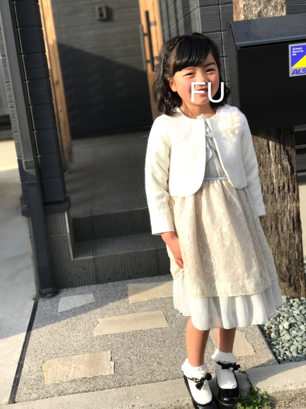 「女の子、キッズファッション、卒園式、卒園式コーデ、もうすぐ一年生、ドレス、フォーマル」｜「キャサリンコテージのアイテム（ドレス、ホワイト系）」を使った、福丸麦茶さん（キッズ・110cm）の春コーディネートの1枚目の写真