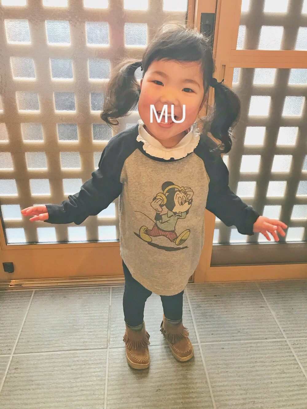 「シンプルコーデ、kids、キッズコーデ、３歳女の子、ディズニー」｜「Disneyの【DISNEY】ミッキーラグランロンＴ（Tシャツ/カットソー、ブラック系）」を使った、福丸麦茶さん（キッズ・110cm）の冬コーディネートの1枚目の写真