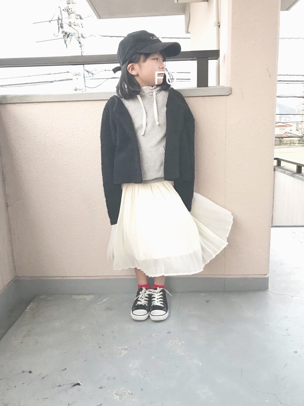 「キッズコーデ、休日スタイル、カジュアル、おんなのこ、女の子コーデ」｜「CIAOPANIC TYPYの【ママとお揃い】ボアカーディガン（カーディガン/ボレロ、ブラック系）」を使った、福丸麦茶さん（キッズ・110cm）の冬コーディネートの1枚目の写真