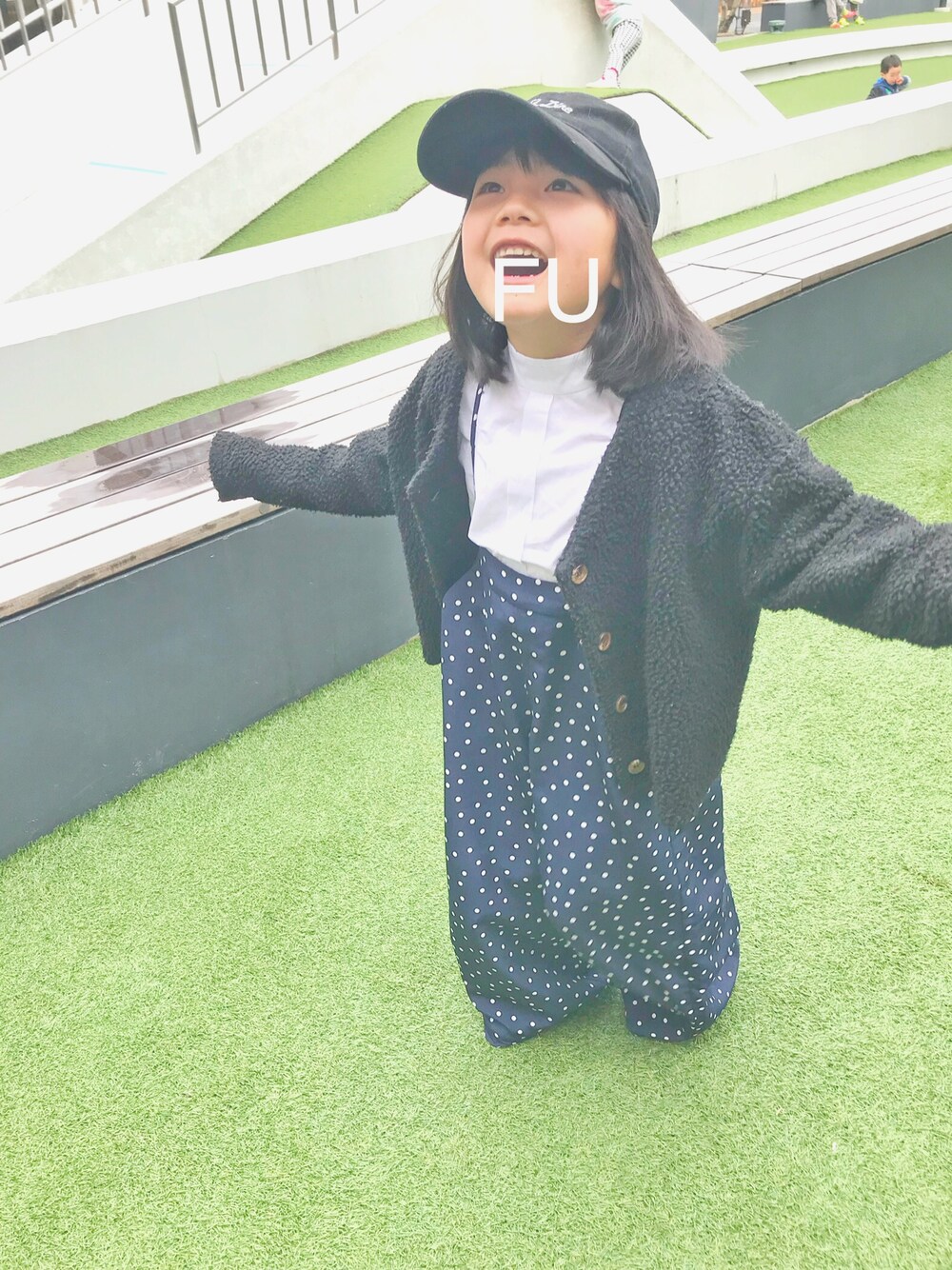 「キッズファッション、女の子コーデ、シンプルコーデ、キャップ、ドット、ドットパンプス、ブランシェス(BRANSHES)」｜「AZUL by moussyのハイネックシャツ（シャツ/ブラウス、ホワイト系）」を使った、福丸麦茶さん（キッズ・110cm）の冬コーディネートの1枚目の写真
