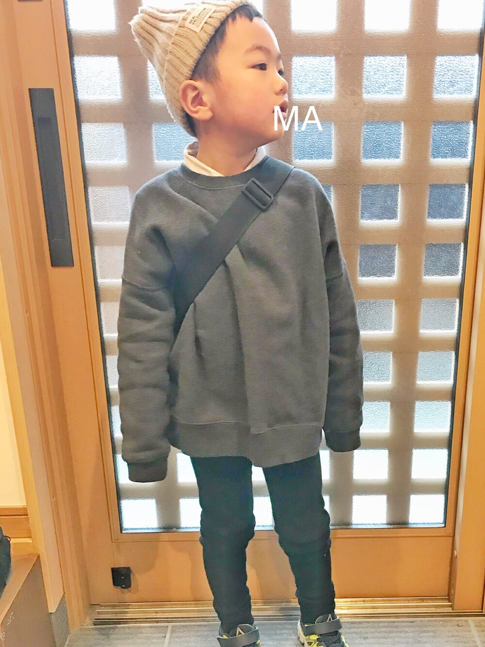 「カジュアルコーデ、キッズコーデ、シンプル、男の子、男の子コーデ、ニット帽、6歳」｜「URBAN RESEARCH DOORSのFORK＆SPOON キモウウラケクルーネック(KIDS)（スウェット、グレー系）」を使った、福丸麦茶さん（キッズ・110cm）の冬コーディネートの1枚目の写真