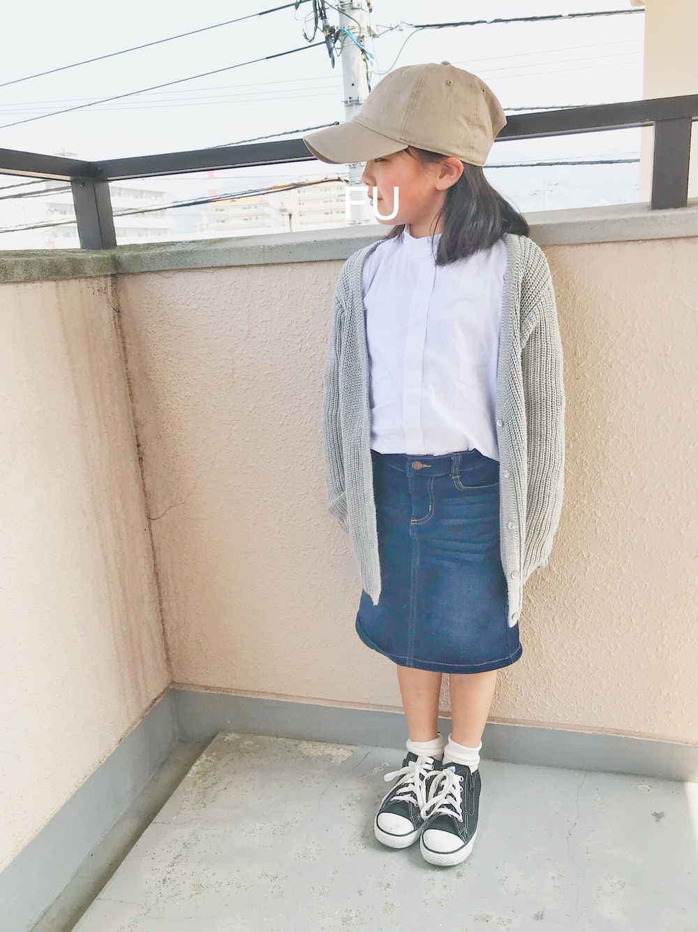 「カジュアルコーデ、シンプルコーデ、女の子コーデ、小学生、キッズコーデ、キャップ、converse」｜「newhattanの【newhattan】 ニューハッタン キャップ（キャップ、ベージュ系）」を使った、福丸麦茶さん（キッズ・110cm）の春コーディネートの1枚目の写真