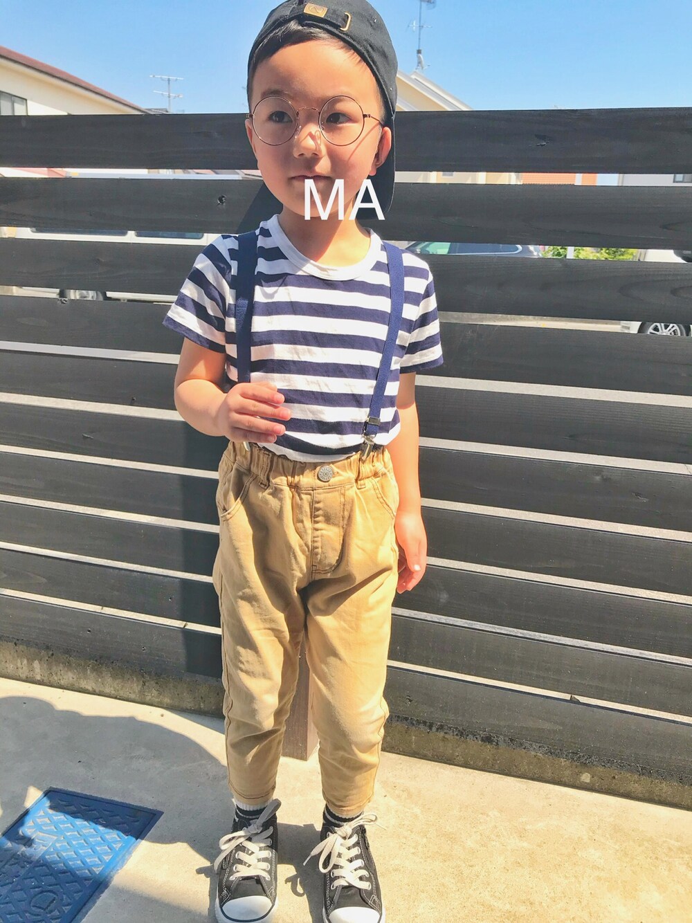 「キッズコーデ、シンプルコーデ、男の子コーデ、コンバース、ﾏﾙﾒｶﾞﾈ、キャップ、サスペンダー、チノパン、6歳」｜「無印良品のアイテム（Tシャツ/カットソー、ブルー系）」を使った、福丸麦茶さん（キッズ・110cm）の春コーディネートの1枚目の写真
