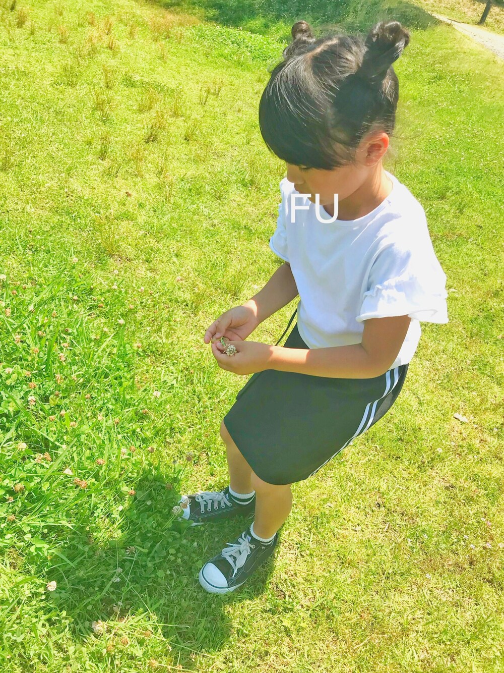「キッズファッション、プチプラ、女の子コーデ、GU、guキッズ、タイトスカート、コンバース」｜「CONVERSEの【CONVERSE/KIDS】CHILD ALL STAR N Z OX 32712050/32712051/32712052（スニーカー、ブラック系）」を使った、福丸麦茶さん（キッズ・110cm）の夏コーディネートの1枚目の写真