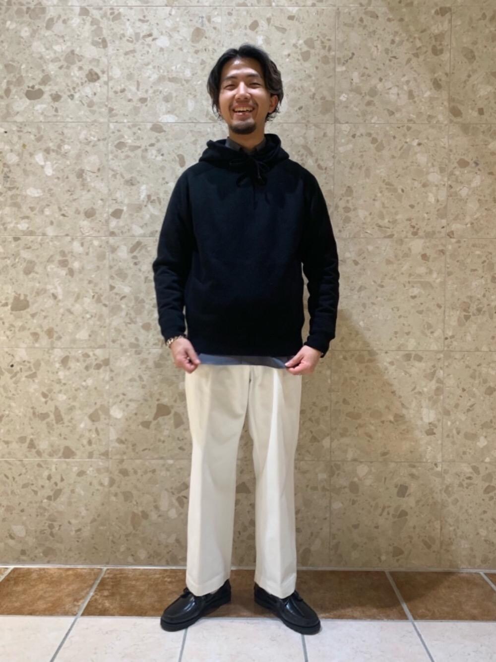 ブラック系のモカシン/デッキシューズ、ブラック系のパーカー、グレー系のシャツ/ブラウスを着用したメンズの冬コーディネートの1枚目の写真