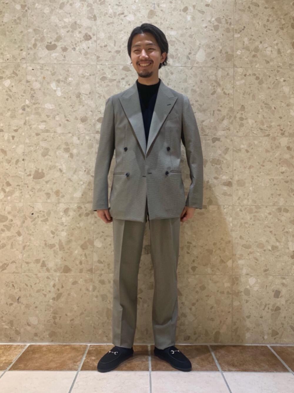 ブラック系のスリッポン、グレー系のテーラードジャケット、グレー系のスラックスを着用したメンズの春コーディネートの1枚目の写真