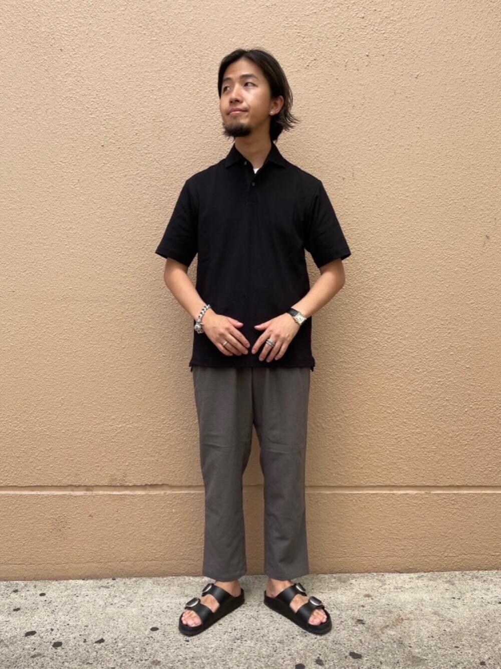 ブラック系のサンダル、ブラック系のポロシャツ、グレー系のその他パンツを着用したメンズの夏コーディネートの1枚目の写真