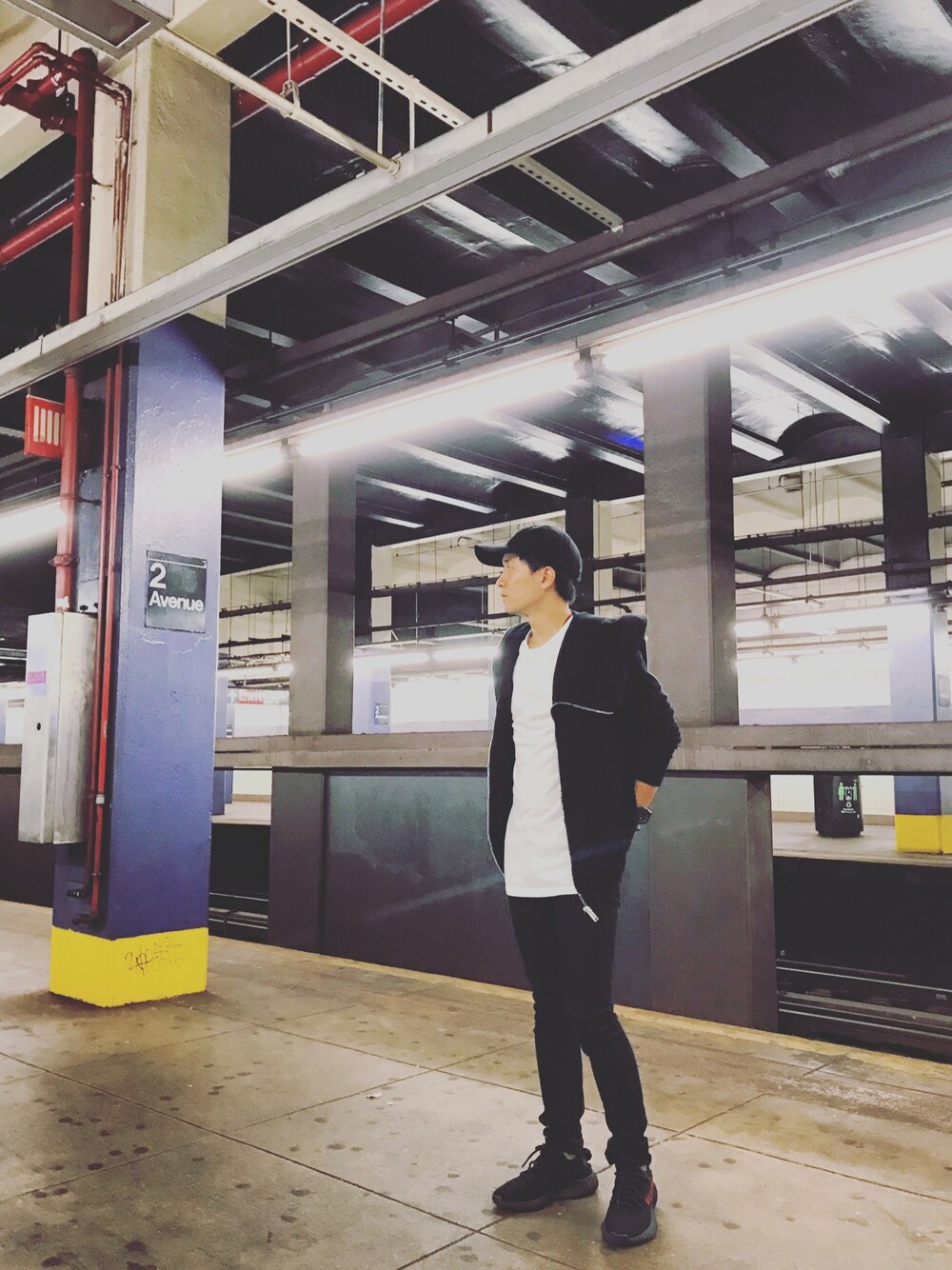 「秋のコーデ、black、カジュアル、ゆるコーデ、カジュアルコーデ、RICK OWENS、スキニーデニム、streetstyle、ブラック」｜「DRKSHDW by RICK OWENSのアイテム（モッズコート、ブラック系）」を使った、12老师さん（メンズ・168cm）の秋コーディネートの1枚目の写真